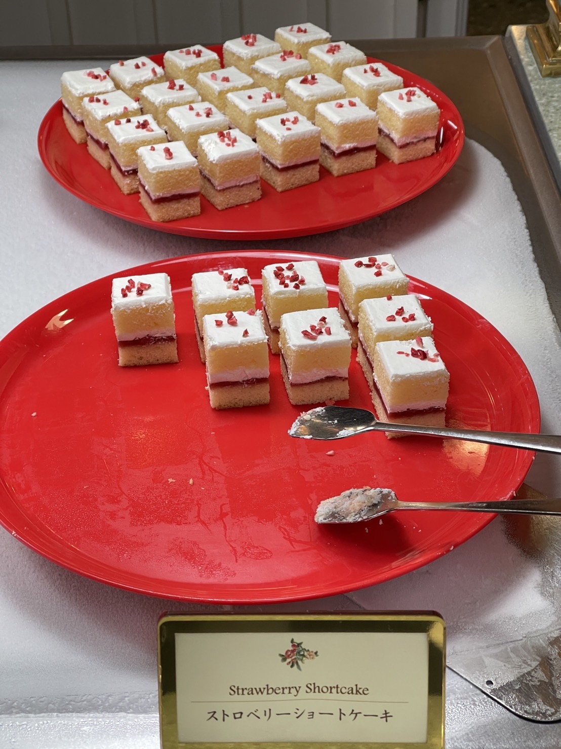 東京迪士尼水晶宮餐廳 | 在東京迪士尼裡面的吃到飽餐廳，一人居然不用千元，還可以三眼怪吃到爽 @傑哥的閒暇人生