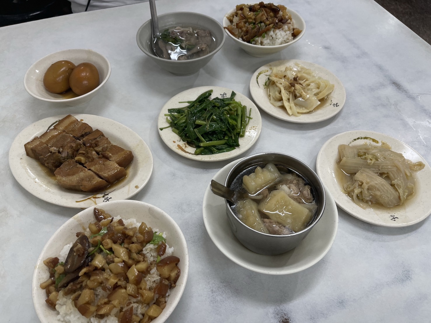 【苗栗竹南】冠友滷肉飯 | 苗栗竹南在地最強滷肉飯，對面還有⟪瑪露連嫩仙草⟫，飯後來一杯剛剛好 @傑哥的閒暇人生