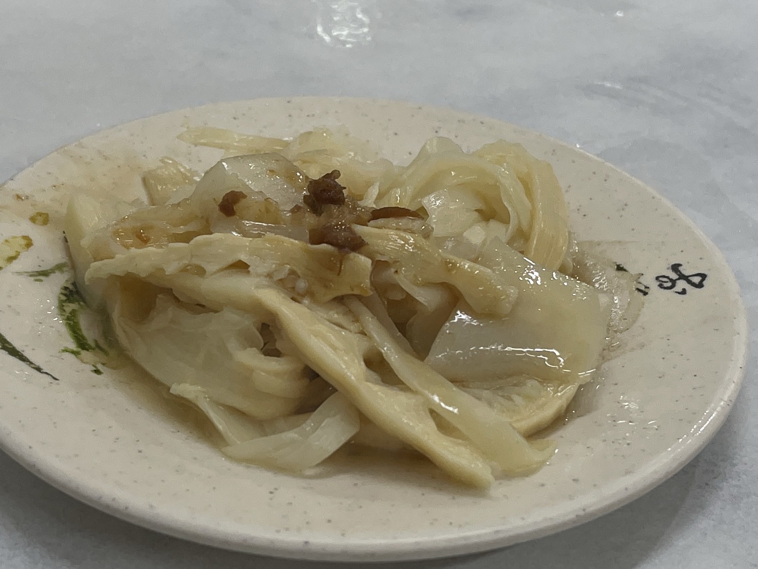 【苗栗竹南】冠友滷肉飯 | 苗栗竹南在地最強滷肉飯，對面還有⟪瑪露連嫩仙草⟫，飯後來一杯剛剛好 @傑哥的閒暇人生