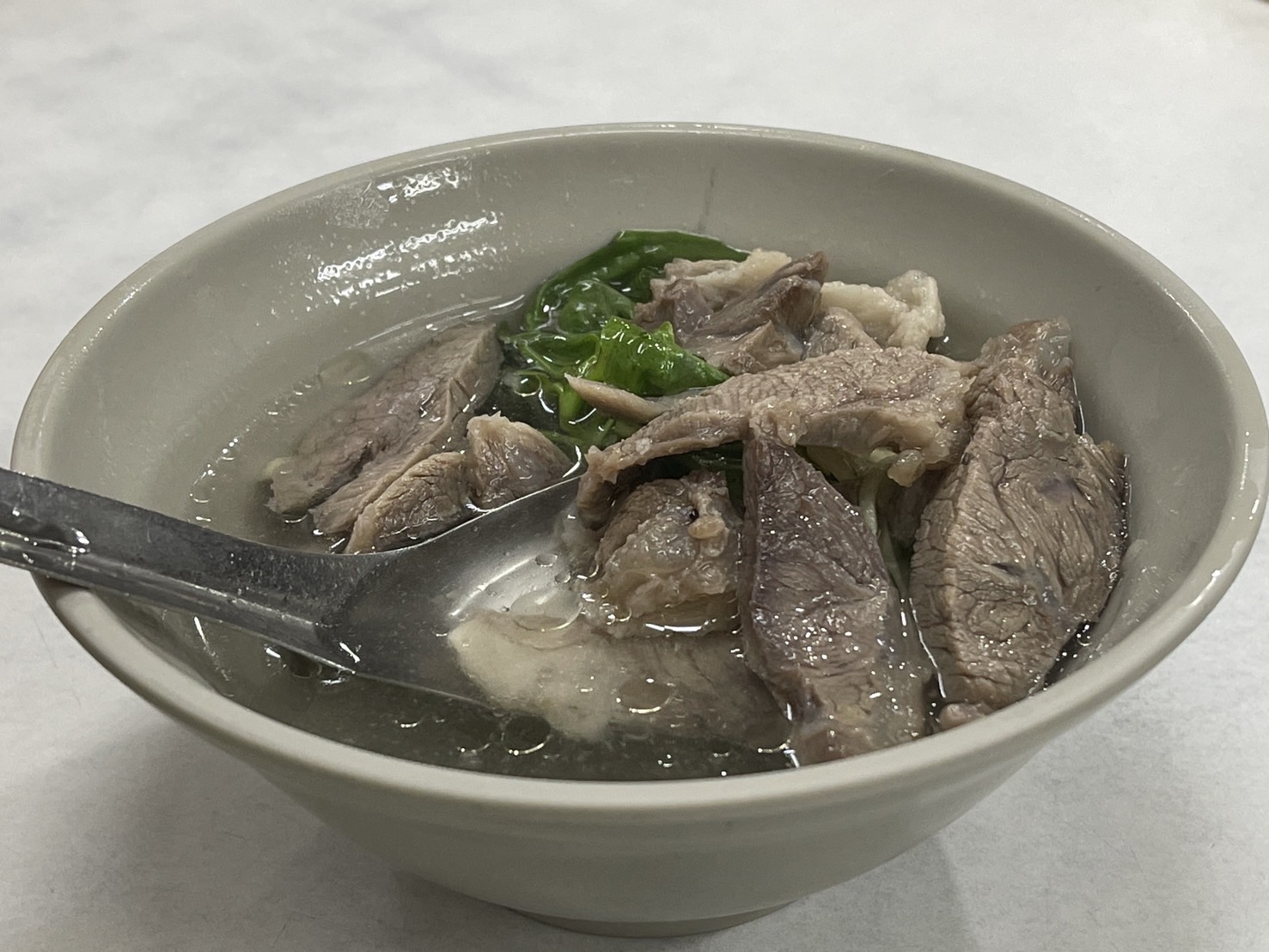 【苗栗竹南】冠友滷肉飯 | 苗栗竹南在地最強滷肉飯，對面還有⟪瑪露連嫩仙草⟫，飯後來一杯剛剛好 @傑哥的閒暇人生