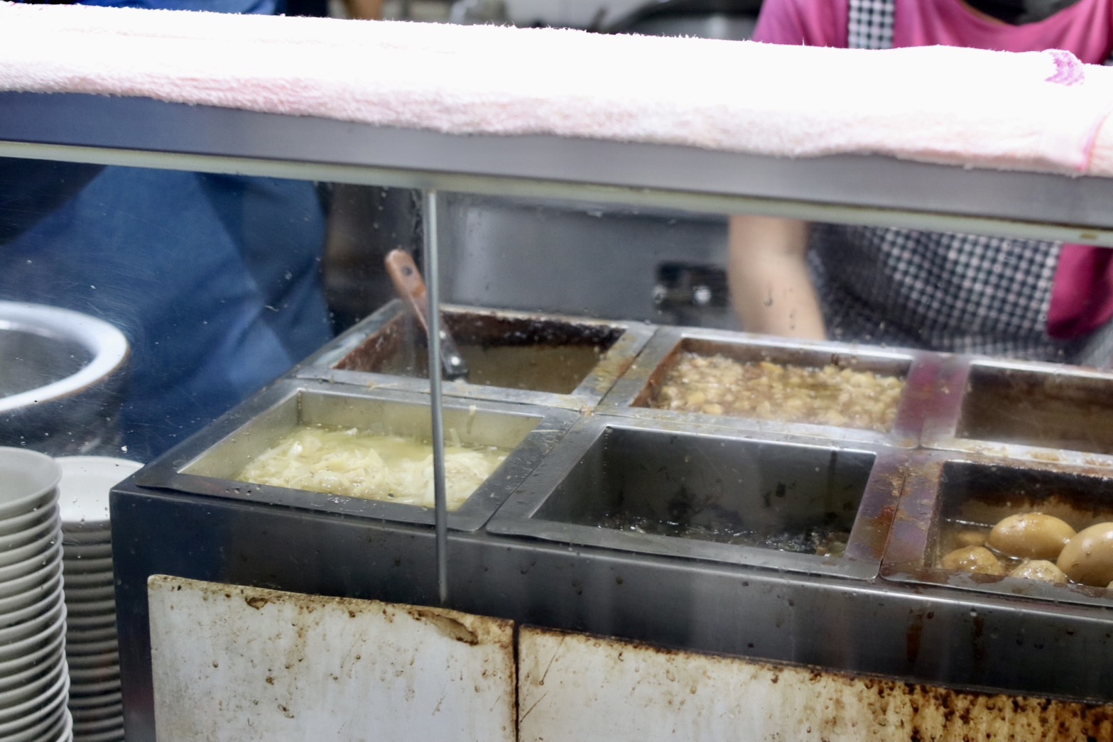 【苗栗竹南】冠友滷肉飯 | 苗栗竹南在地最強滷肉飯，對面還有⟪瑪露連嫩仙草⟫，飯後來一杯剛剛好 @傑哥的閒暇人生