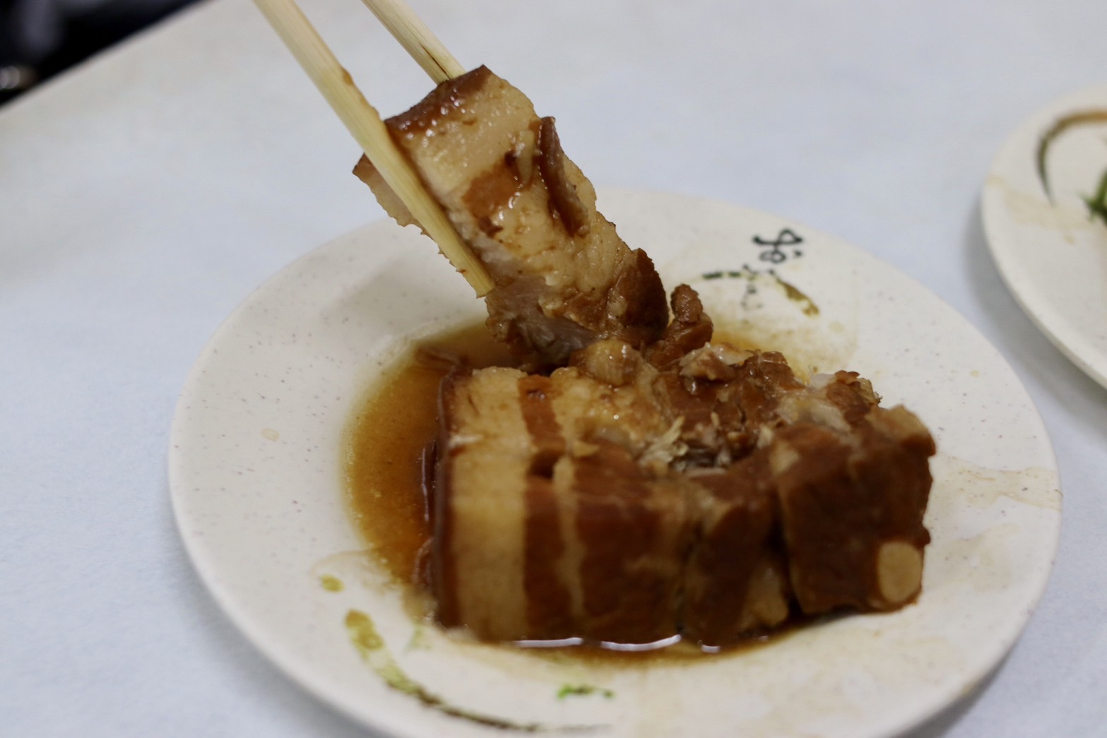 【苗栗竹南】冠友滷肉飯 | 苗栗竹南在地最強滷肉飯，對面還有⟪瑪露連嫩仙草⟫，飯後來一杯剛剛好 @傑哥的閒暇人生