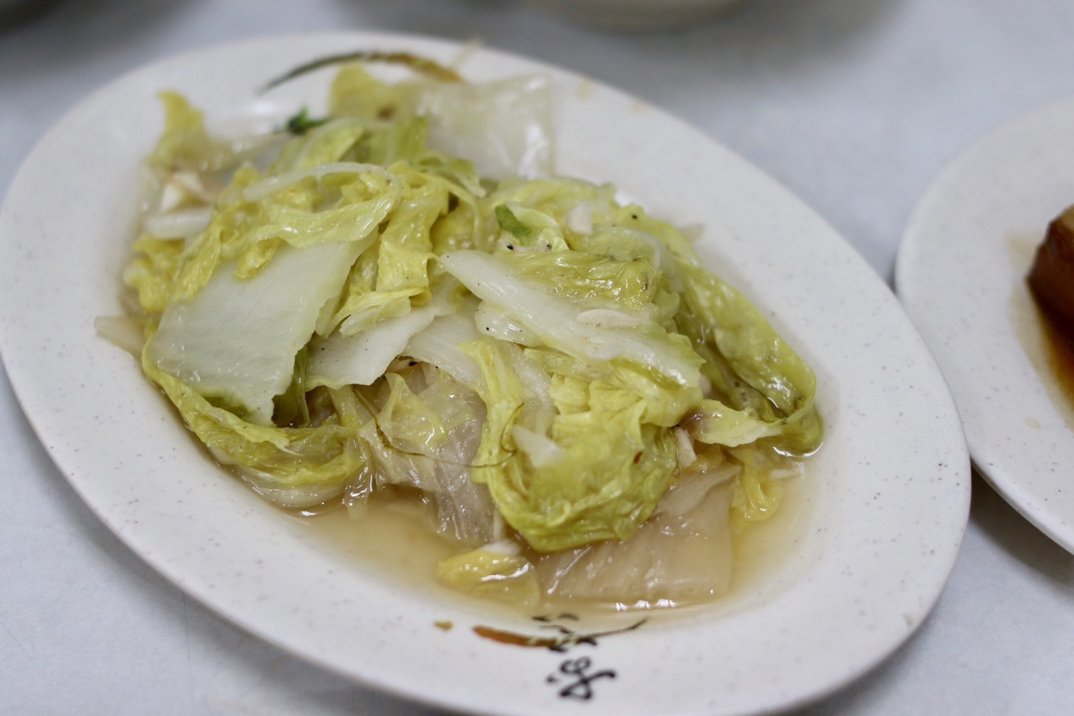 【苗栗竹南】冠友滷肉飯 | 苗栗竹南在地最強滷肉飯，對面還有⟪瑪露連嫩仙草⟫，飯後來一杯剛剛好 @傑哥的閒暇人生